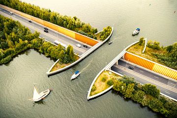 Aquaduct Veluwemeer met boten die over de weg varen