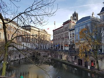 Grachten in Utrecht met de Domtoren op de achtergrond