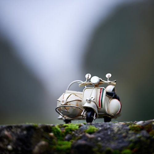 Tough toy scooter with sidecar from Italy