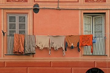 Einfarbige Wäsche vor einer gleichfarbigen Fassade.