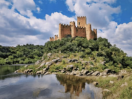 Die Burg von Almourol unter dem portugiesischen Himmel von Hecate Pim