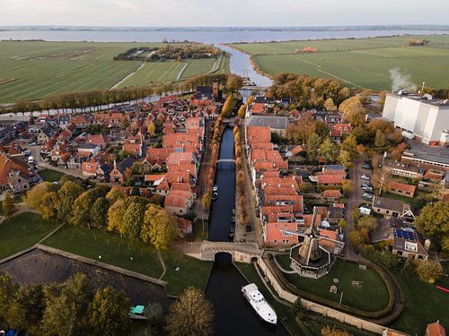Photo aérienne de Sloten avec moulin et canal en Frise