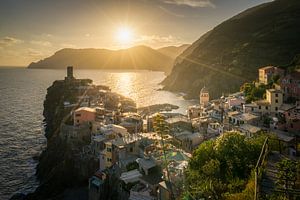 Sunset in Vernazza / Cinque Terre von Edwin Mooijaart