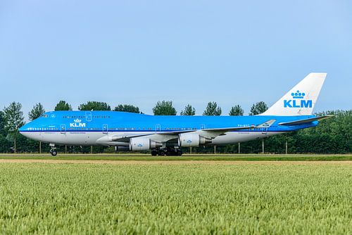 Taxiënde KLM Boeing 747-400 "Guayaquil" (PH-BFG).