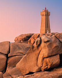 Coucher de soleil sur le phare de Mean Ruz, Bretagne, France sur Henk Meijer Photography
