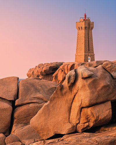 Zonsondergang bij de vuurtoren Mean Ruz, Bretagne, Frankrijk