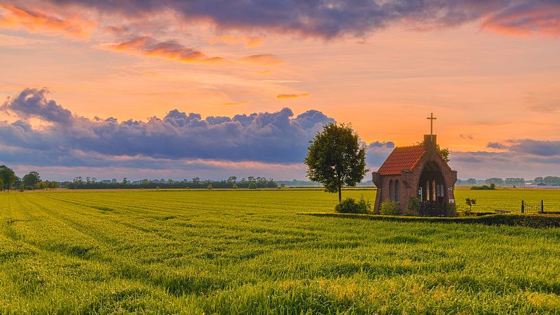Coucher de soleil à la chapelle sur la colline par Henk Meijer Photography