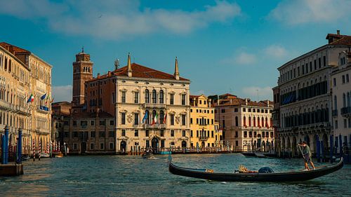 Gondelier in de ochtenduren van Venetië van Esmée Fotografeert
