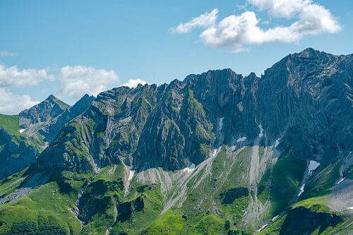 Enorme rotswand met rotslagen in de Allgäuer Alpen