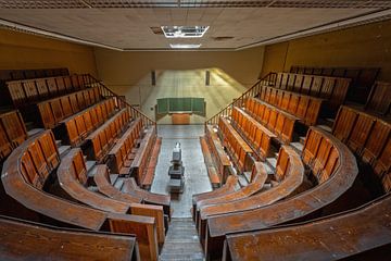 collegezaal in verlaten hoge school van Ivana Luijten