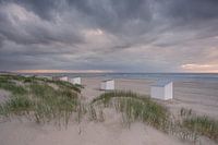 Strandhuisjes in de duinen met aankomende buien