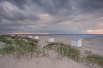 Strandhuisjes in de duinen met aankomende buien van Jolanda de Leeuw