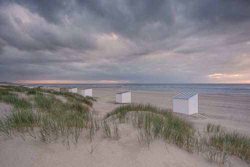 Strandhuisjes in de duinen met aankomende buien
