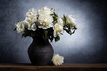 Stilleven met pioenrozen van John van de Gazelle fotografie