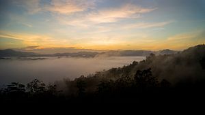 Zonsopgang op de berg genaamd Nuiy
