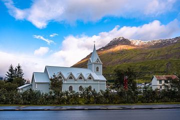 Blauwe kerk in Seydisfjardarkirkja in Seydisfjordur in IJsland van Thilo Wagner