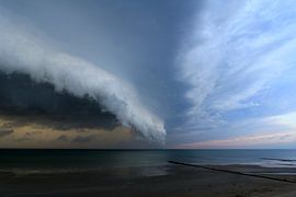 Spectaculaire unieke Shelf Cloud over zee van Johan Töpke