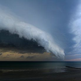 Spectaculaire unieke Shelf Cloud over zee van Johan Töpke