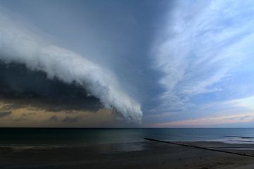 Spectaculaire unieke Shelf Cloud over zee