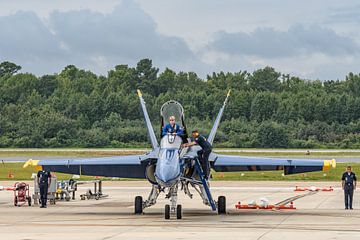 Blue Angel nummer 5 stapt in zijn F/A-18 Hornet.