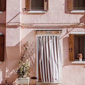 Maison rose à Burano | photos de voyage Italie sur Anne Verhees