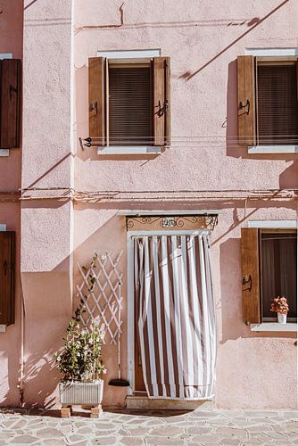 Maison rose à Burano | photos de voyage Italie sur Anne Verhees