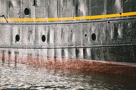 Stalen scheepsromp kleuren en klinknagels van scheepskijkerhavenfotografie
