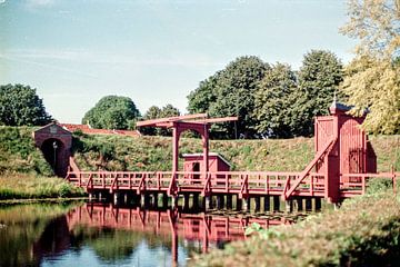 Rode ophaalbrug Bourtange I Groningen I Analoog I Vintage kleurenprint van Floris Trapman