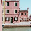Roze huisjes in Burano | Venetië, Italië van Anne Verhees