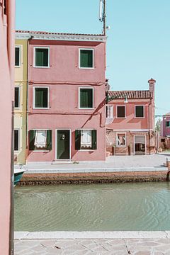 Roze huisjes in Burano | Venetië, Italië van Anne Verhees