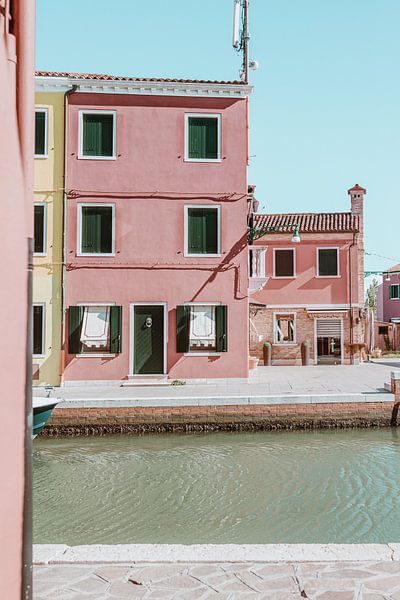 Maisons roses à Burano | Venise, Italie par Anne Verhees