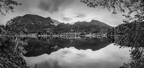 Spitzingsee in Beieren als panoramafoto in zwart-wit