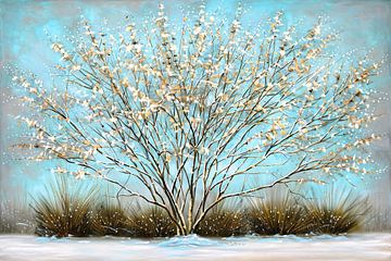 Sierlijke boom met sneeuw tegen blauwe lucht van De Muurdecoratie