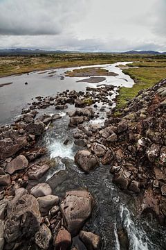 Landschap rivier met stenen Ijsland. van Dyon Koning