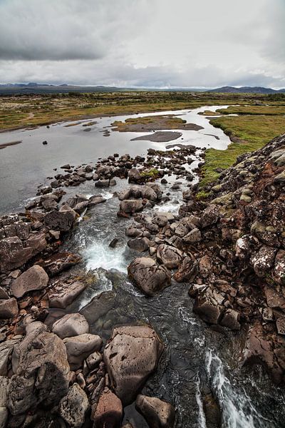 Paysage rivière avec pierres Islande par Dyon Koning