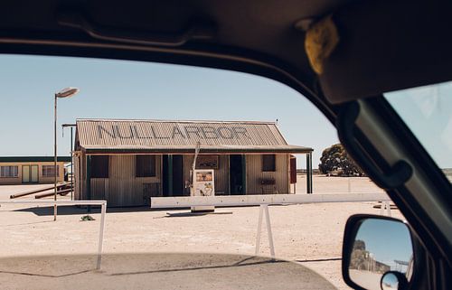 Retro tankstation langs de weg in Australie
