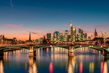 Frankfurtse skyline in de zonsondergang van Christian Klös