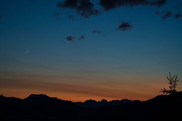 Mooie zonsondergang op de bergen met de Alpen op de achtergrond van chamois huntress
