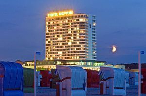 L'hôtel Neptun et les fauteuils de plage à Warnemünde, station balnéaire de la mer Baltique