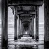 Pont au bord de la mer en noir et blanc. sur Voss Fine Art Fotografie