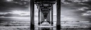 Brücke am Meer in schwarz weiss.