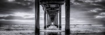Brücke am Meer in schwarz weiss. von Voss Fine Art Fotografie