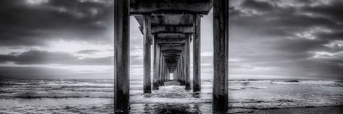 Brug bij de zee in zwart-wit.