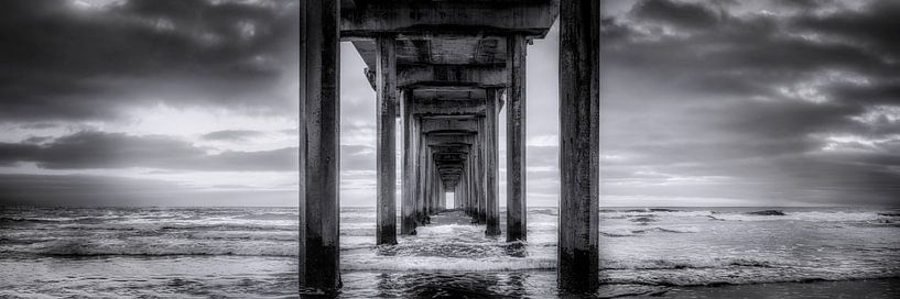 Brücke am Meer in schwarz weiss. von Voss Fine Art Fotografie