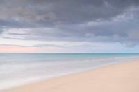 Strand van Fuerteventura bij dageraad – Schilderachtige langebelichting van de Atlantische Oceaan
