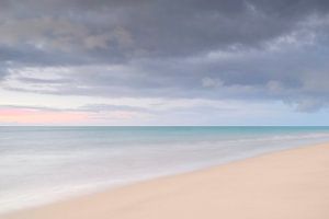 Strand van Fuerteventura bij dageraad – Schilderachtige langebelichting van de Atlantische Oceaan