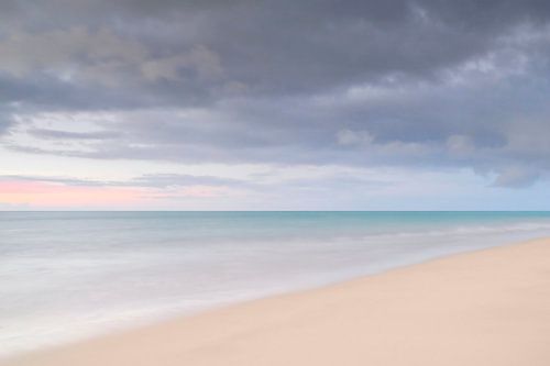 Strand van Fuerteventura bij dageraad – Schilderachtige langebelichting van de Atlantische Oceaan