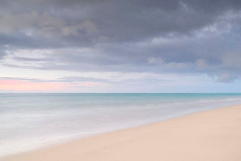 Fuerteventuras Strand bei Morgendämmerung – Malerische Langzeitbelichtung des Atlantiks von Rolf Schnepp