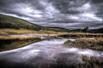 Typisch Schots landschap aan de rivier de Dee van Hans Kwaspen