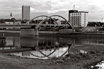 Stadsbrug in Frankfurt (Oder) naar de Poolse grens van Silva Wischeropp